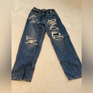 American Eagle Mom Straight Jeans. Size 6